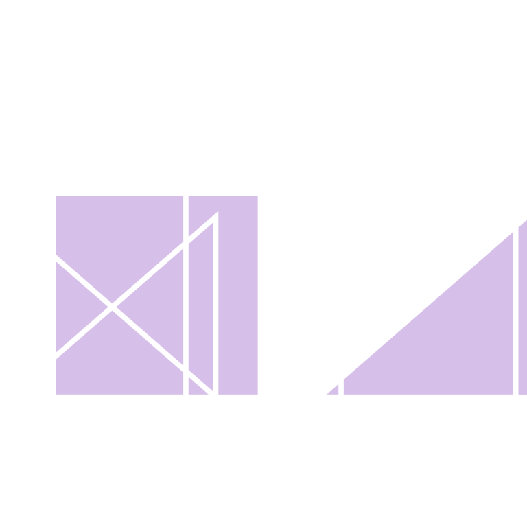 Das Logo vor dem Studioraum, der mit schwarzem Bühnenvorhang abgedunkelt ist. Im Vordergrund ist die feste Einrichtung zum Sitzen zu sehen.